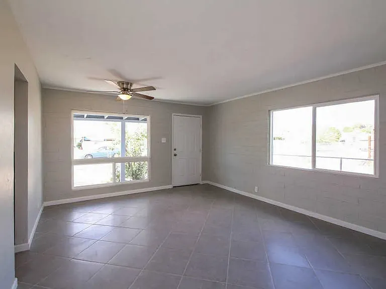 2402 E Cameron Vis #2402 — Photo 2