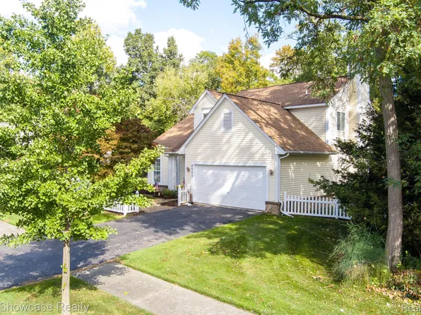 4660 Commerce Woods Dr, Commerce Township, MI 48382