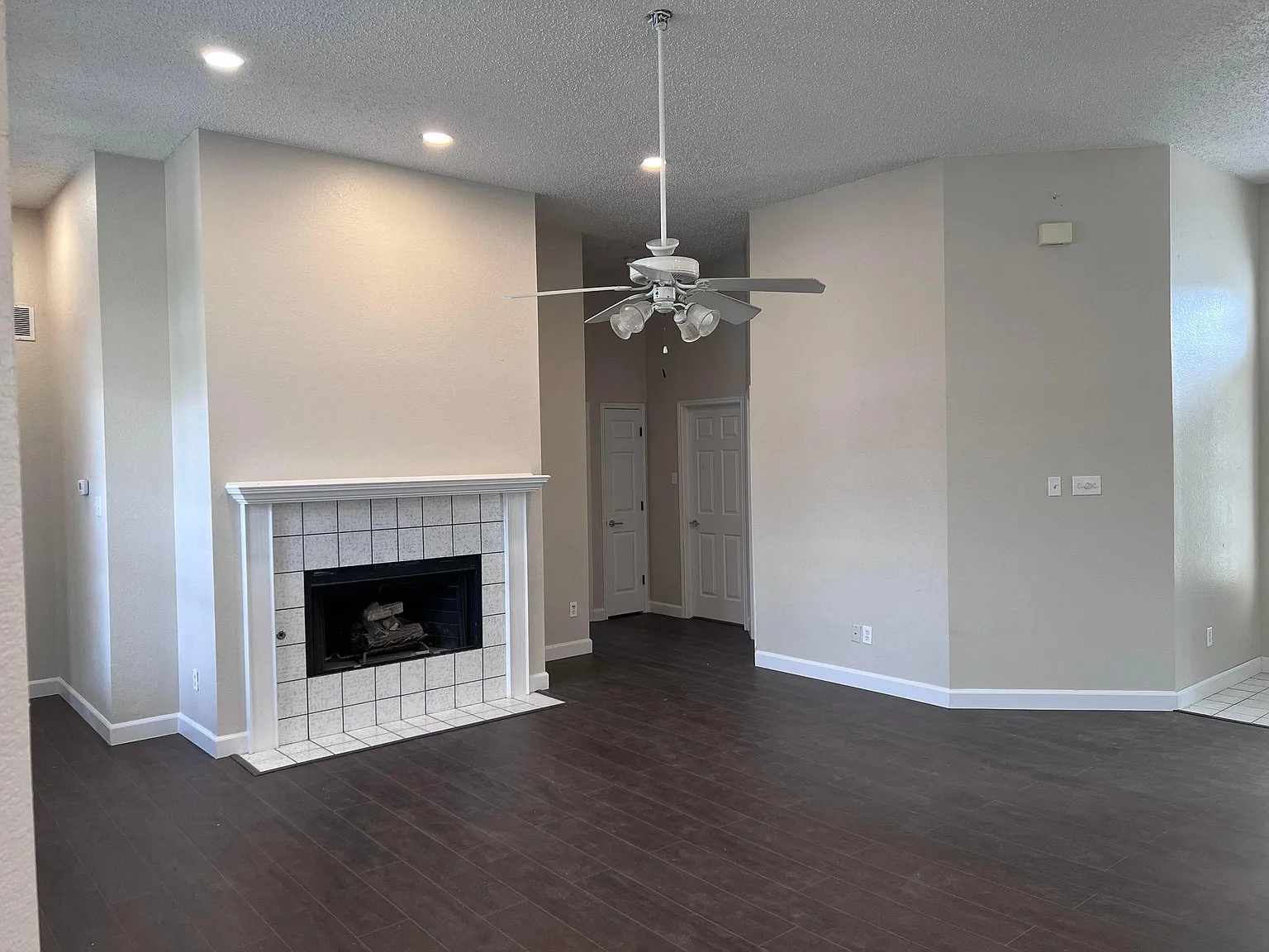 4 bed, 1892 sqft, $2,385 — Photo 3