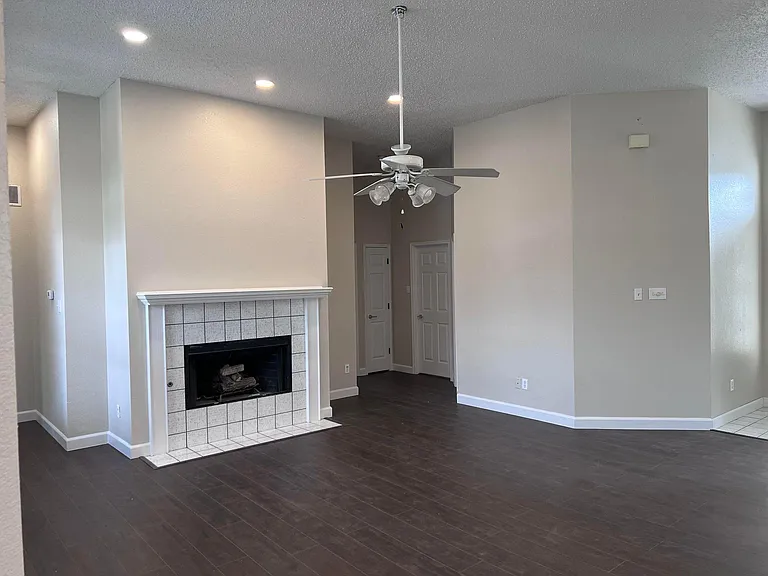 909 Yosemite Trl — Photo 3