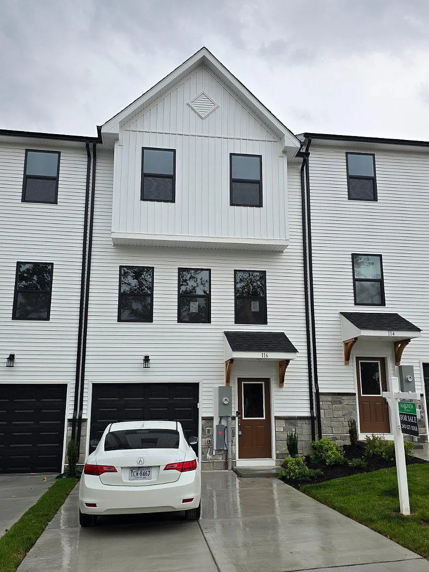4 bed, 3.5 bath, 2100 sqft, $2,696 — Photo 1
