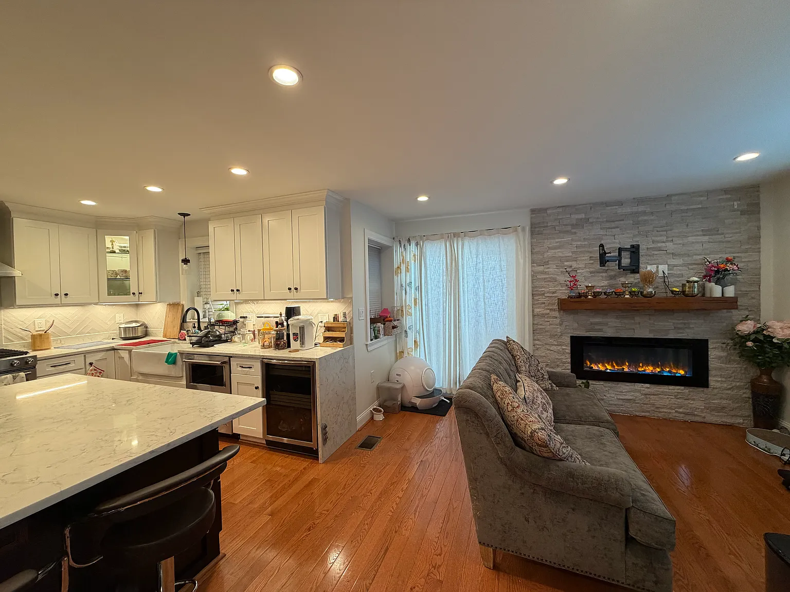 3 bed, 1304 sqft, $3,600 — Photo 3