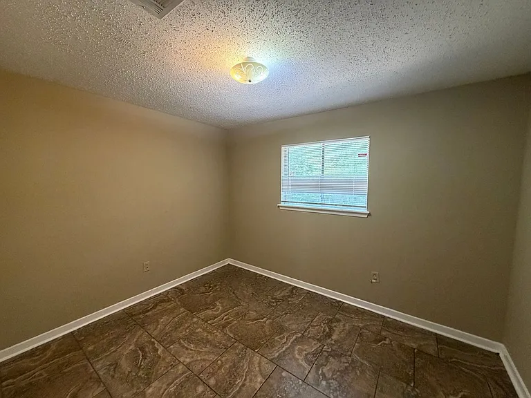 1695 Ravenwood Ln — Photo 11