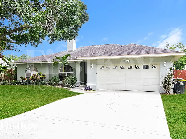 1323 Arrowhead Ct — Photo 2
