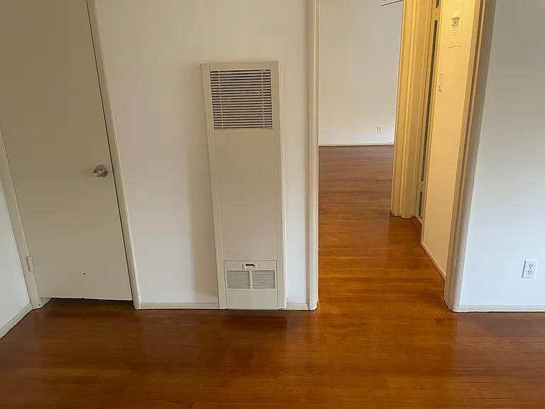 932 W Glenoaks Blvd — Photo 10