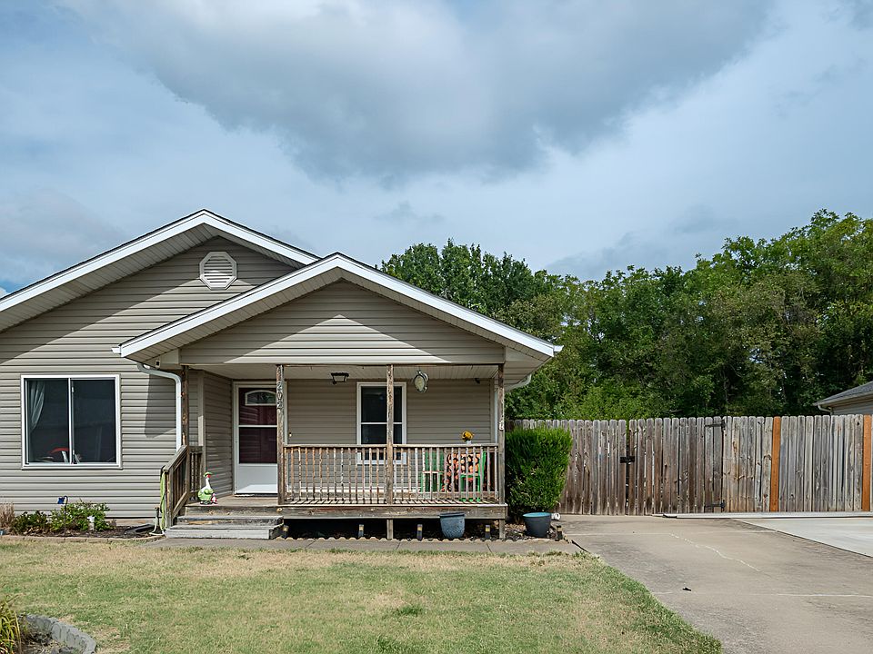 1st image of 1202 N Oak Park Drive