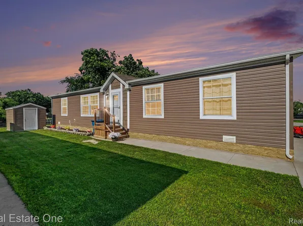 6548 Prince Blvd, Fenton, MI 48430