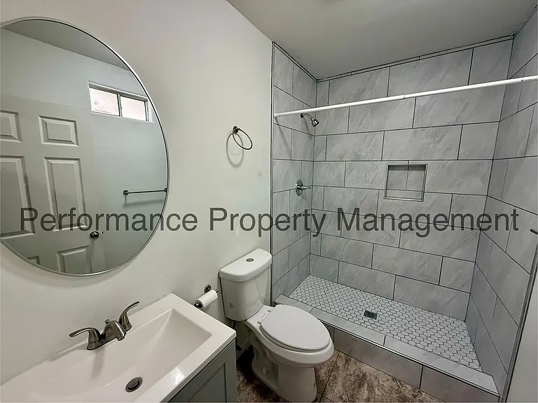 E 18th St 1311 — Photo 5