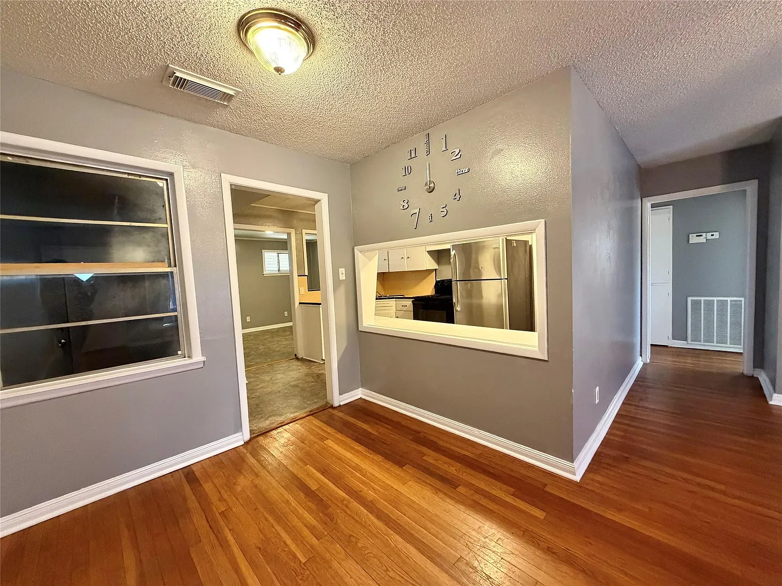 3 bed, 1.5 bath, 1300 sqft, $1,300 — Photo 4