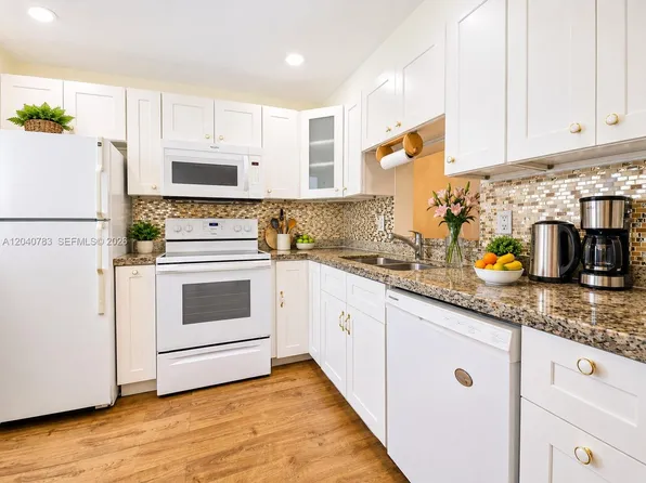 300 NE 12th Ave APT 606, Hallandale, FL 33009