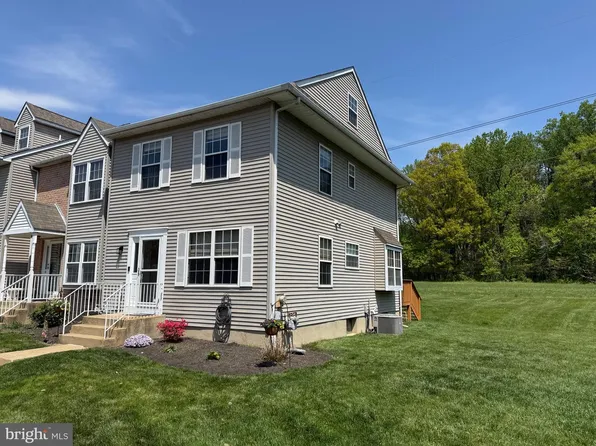 88 Louis James Ct, Upper Chichester, PA 19014