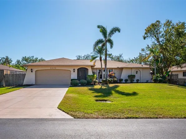 4434 Meadow Creek Cir, Sarasota, FL 34233