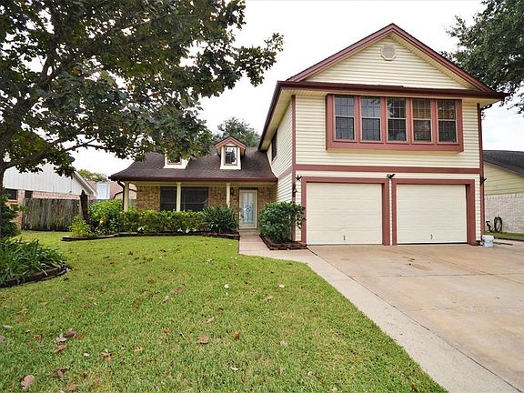 Come enjoy all that this home has to offer in Parkview subdivision. Close to City Hall, a beautiful Park with concerts & more, close to the elementary school and close to shopping