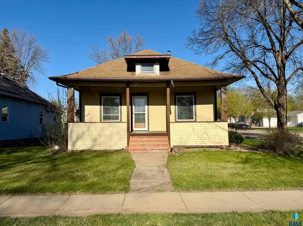 631 N Cedar St, Luverne, MN 56156