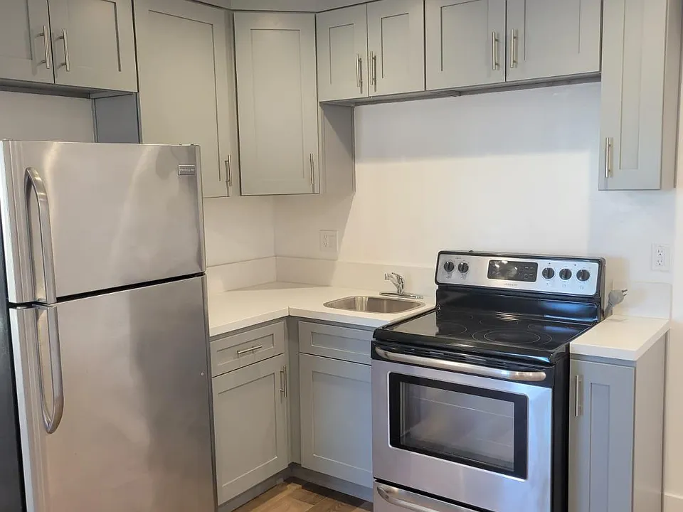 181 W 41st Pl #1