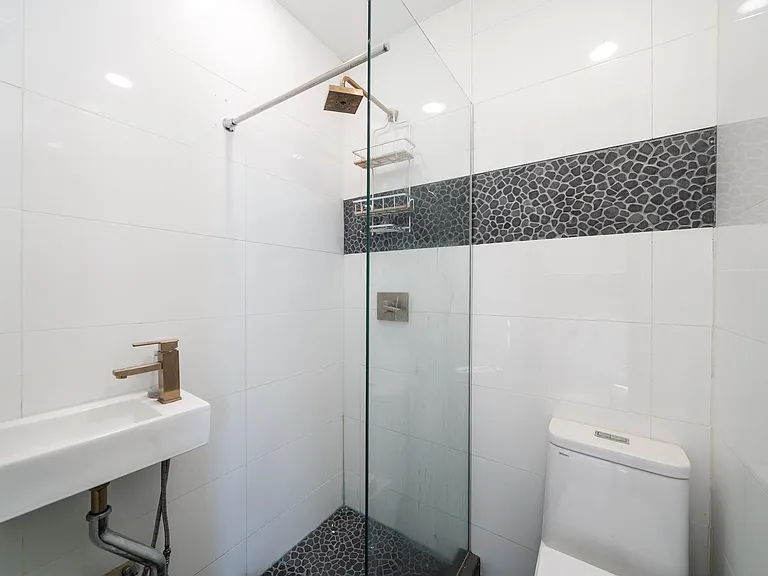 541 Newark Ave #3R — Photo 10