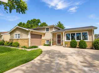 98 Lancaster Ln, Des Plaines, IL 60018
