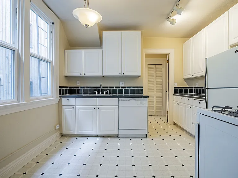 Alexander Apartments — Photo 8