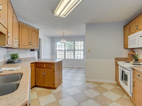 3rd image of 650 Greenwich Dr