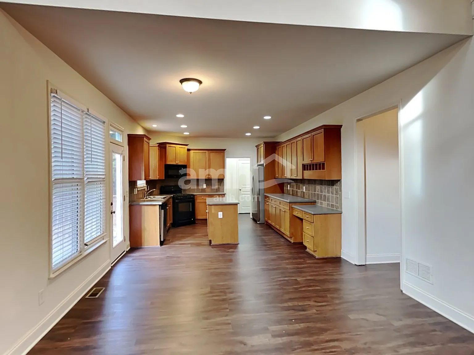 4 bed, 3.0 bath, 2360 sqft, $2,465 — Photo 3