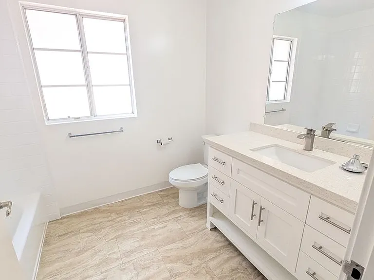 615 N Hayworth Ave — Photo 13