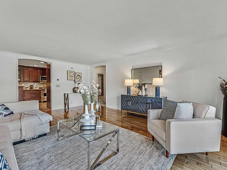 1120 Hollywood Ave #1 — Photo 1