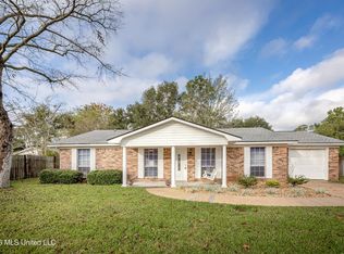 1213 King Henry Dr, Ocean Springs, MS 39564