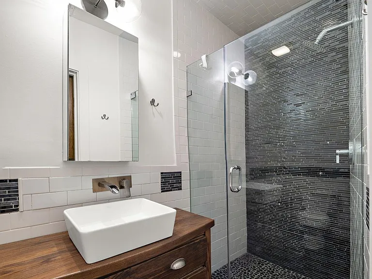 412 Monroe St #2 — Photo 10