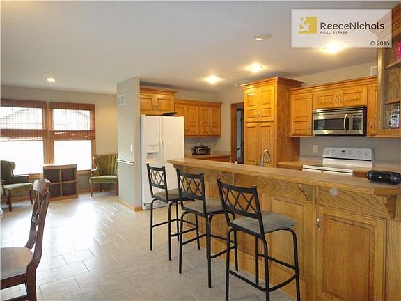 4th image of 2221 Valley View Dr