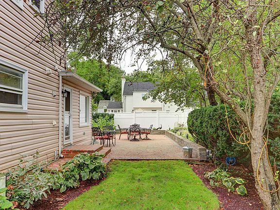 4th image of 611 Robert Pl