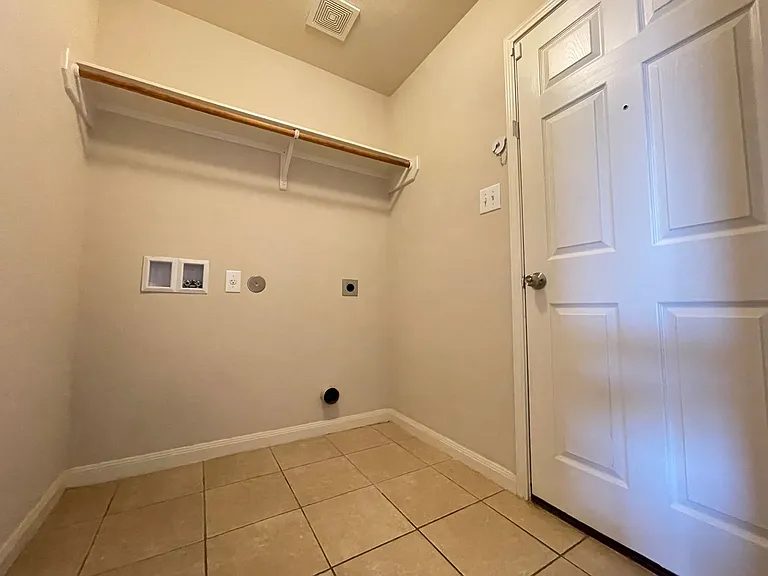 207 Dodge City Trl — Photo 12