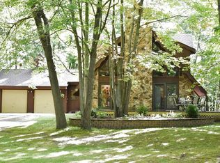 2366 N Woodland Estates Dr, Midland, MI 48642