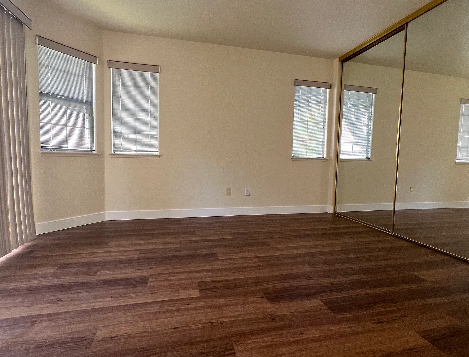 3 bed, 3.5 bath, 2010 sqft, $7,500 — Photo 2