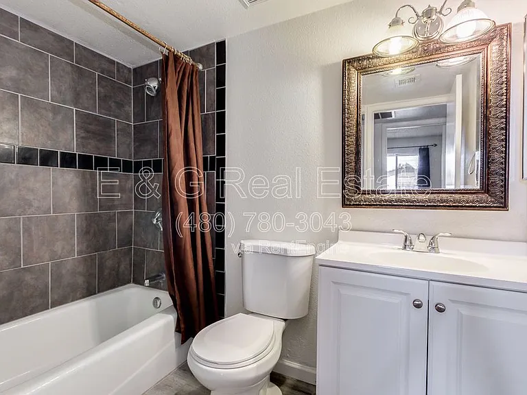2149 E 10th St #3 — Photo 9