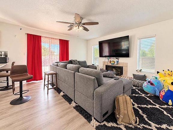 3rd image of 720 Oleander Ln