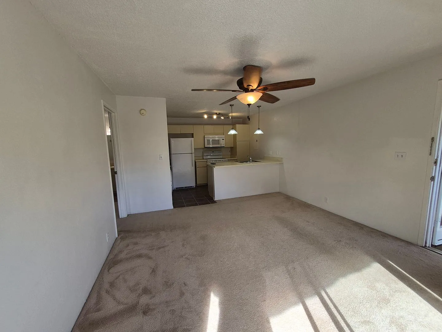 Centrally located 1bd, 1ba, 1pkg 512sqft. w/Lanai for $2100 — Photo 2