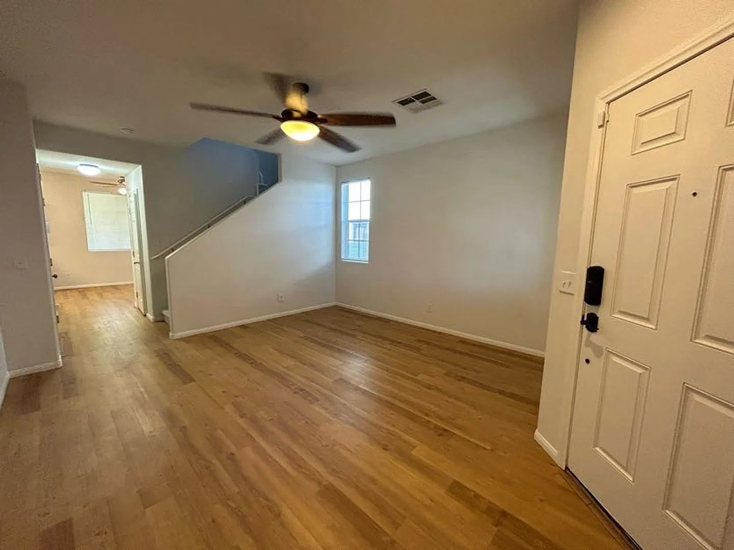 A Beautiful Home With Modern Upgrades And A Gorgeous Backyard Retreat! Silverado Ranch — Photo 4