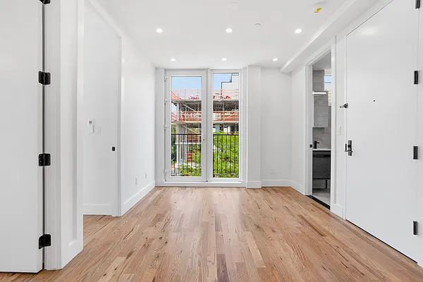 Rented by Safdie Realty Group | media 2