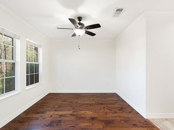 5th image of 220 Laredo Dr