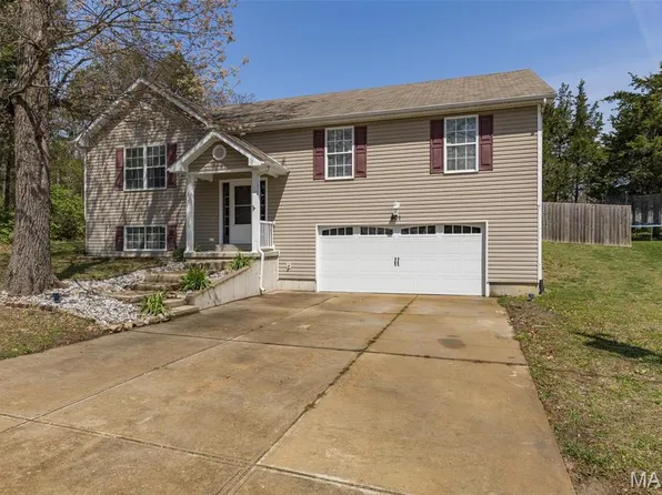 901 Stone Gate Dr, De Soto, MO 63020