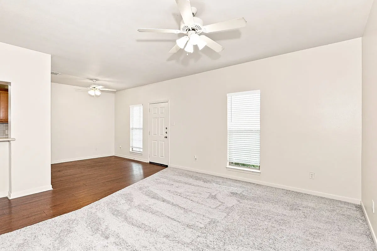 2100 2106 Breezy Dr - 2104 Breezy — Photo 4