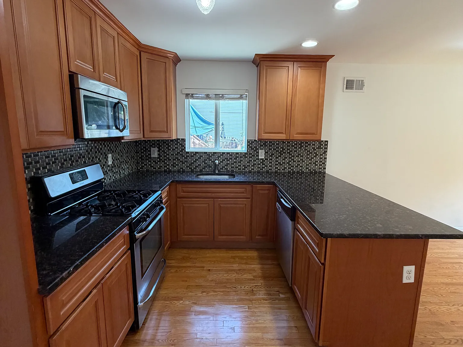 3 bed, 1000 sqft, $3,000 — Photo 3