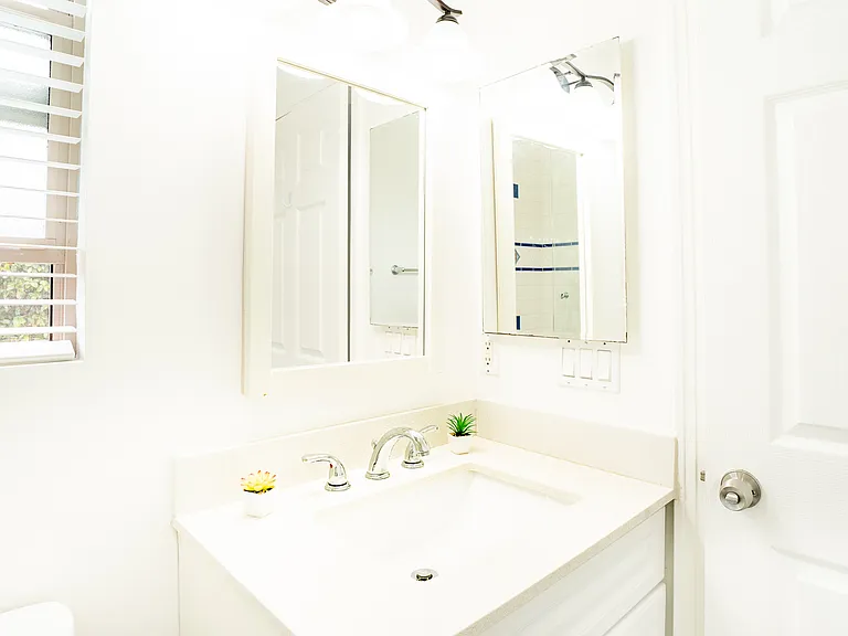 8330 Lilienthal Ave — Photo 14