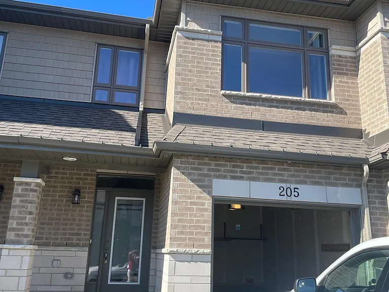 205 Purchase Cres — Photo 2