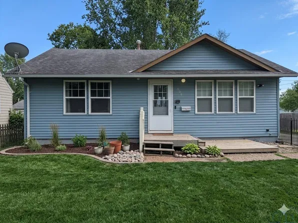 908 11th St, Sheldon, IA 51201