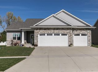 481 Oak Park Cir, Marion, IA 52302