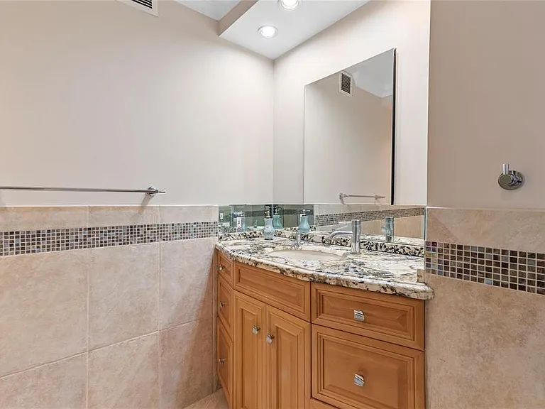 2881 33rd Ct #Penthouse A — Photo 12