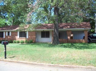 507 Shamrock Dr, Palestine, TX 75803