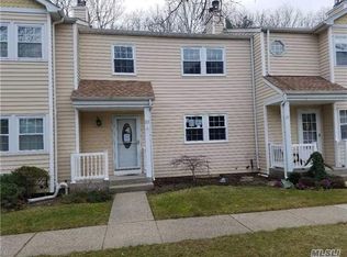 22 Chase Cmns, Yaphank, NY 11980