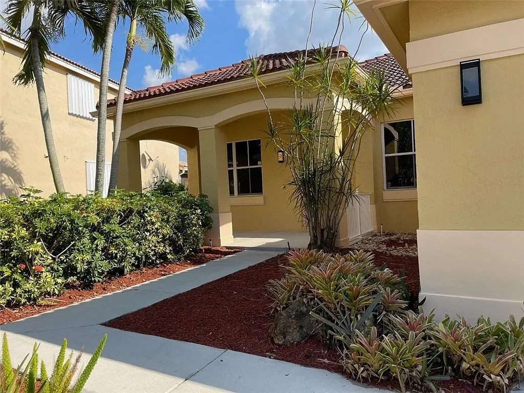 4 bed, 2.5 bath, 2116 sqft, $5,500 — Photo 4